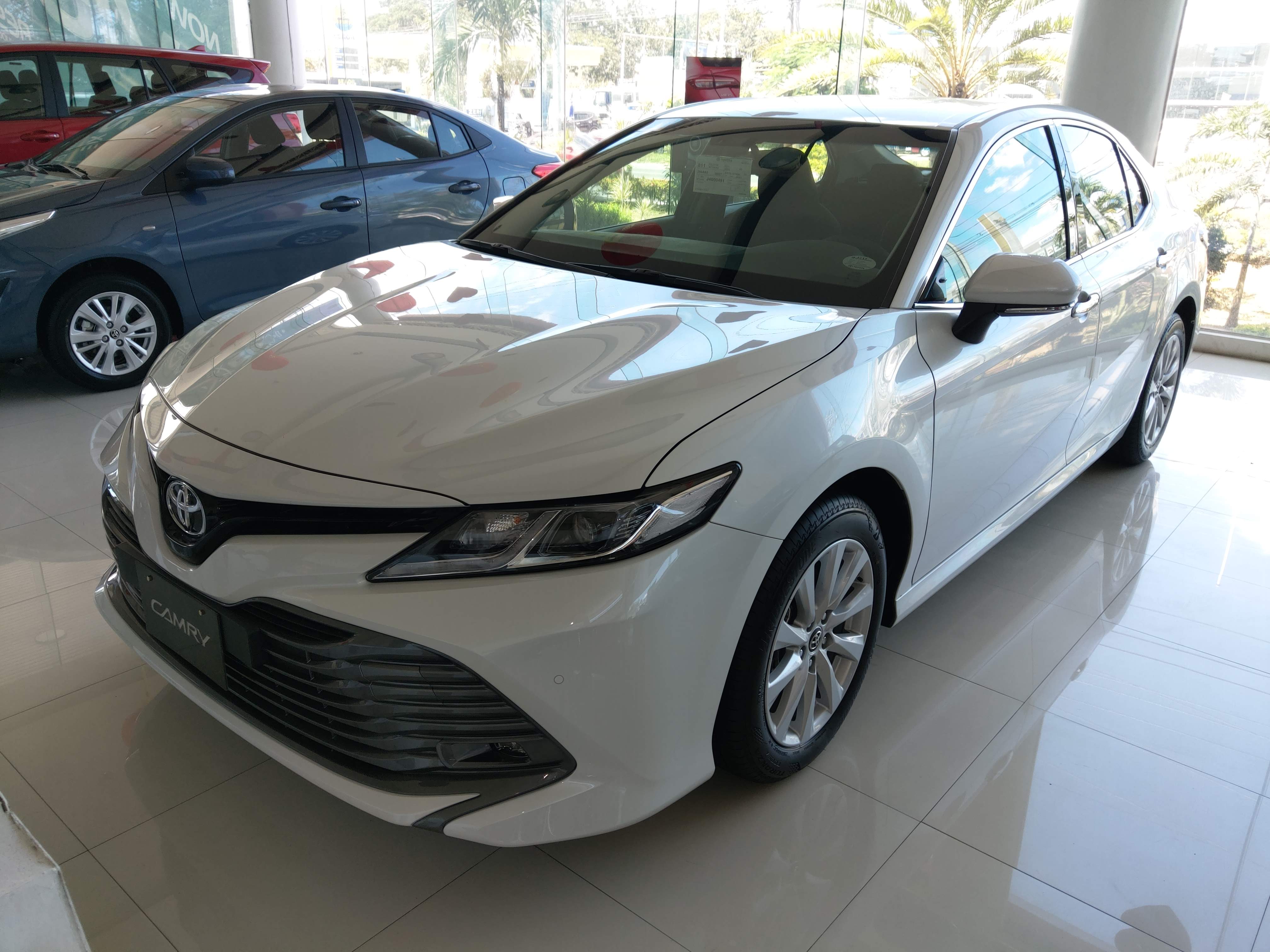 Toyota Camry - White Pearl